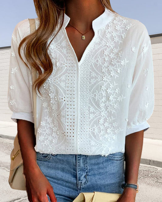 Cambria – Blusa bordada con cuello abierto