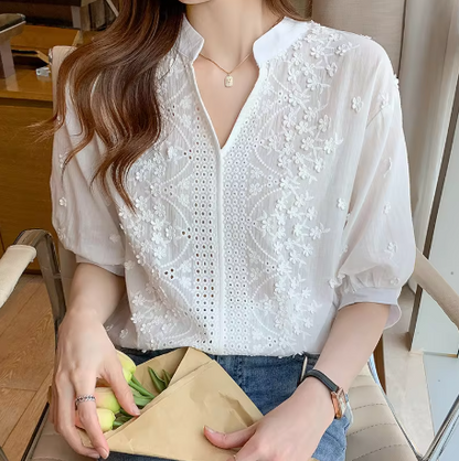 Cambria – Blusa bordada con cuello abierto